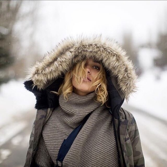 SOLD OUT Aritzia Babaton Mika Sweater - Picture 2 of 10